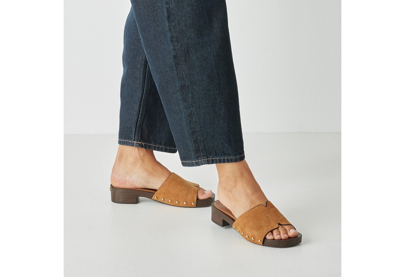 Tamaris Pantolette Blockabsatz, Sommerschuh, Schlüpfschuh mit aufgesetzten Nieten – Bild 2 von 5