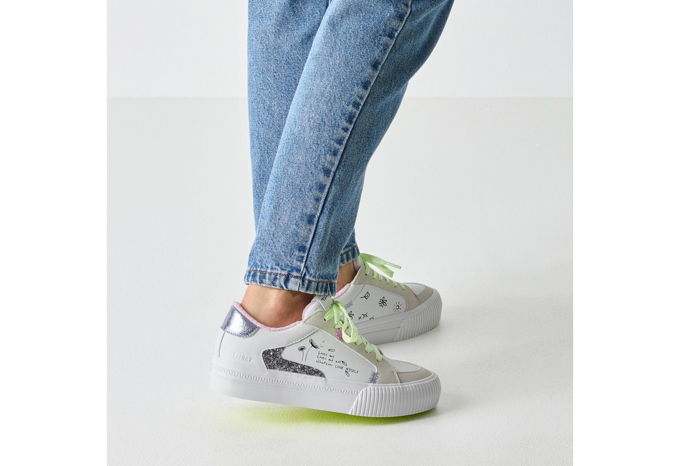 Tamaris Plateausneaker Freizeitschuh, Halbschuh, Schnürer mit Kontrastbesätzen und Glitzer – Bild 2 von 5