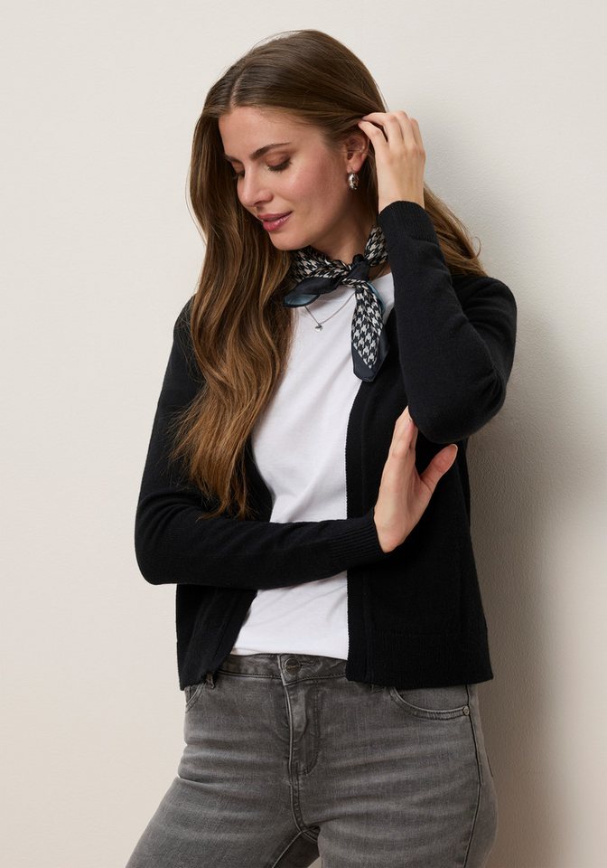 Tamaris Strickjacke kurzer Schnitt, figurumspielende Passform aus weicher Viskosemischung – Bild 4 von 5