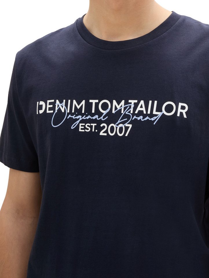TOM TAILOR Denim Rundhalsshirt mit verschiedenen Logo Prints – Bild 4 von 5