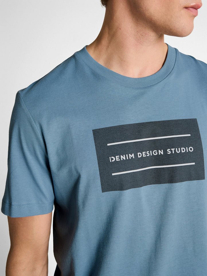 TOM TAILOR Denim Rundhalsshirt mit verschiedenen Logo Prints – Bild 3 von 5