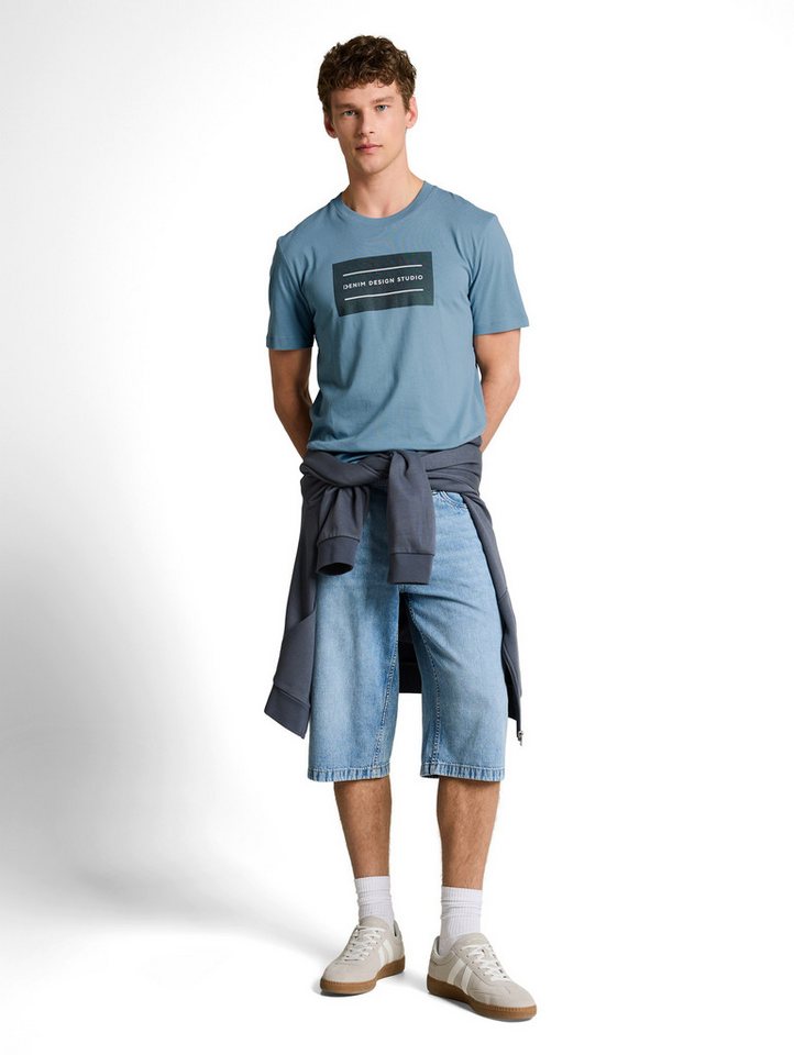 TOM TAILOR Denim Rundhalsshirt mit verschiedenen Logo Prints – Bild 4 von 5