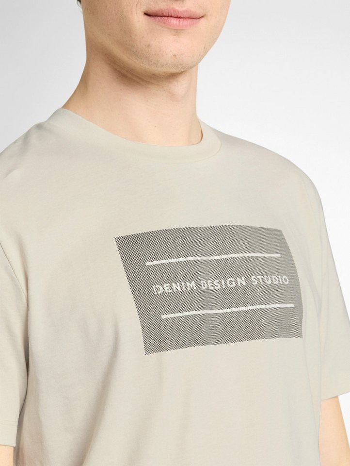 TOM TAILOR Denim Rundhalsshirt mit verschiedenen Logo Prints – Bild 3 von 5