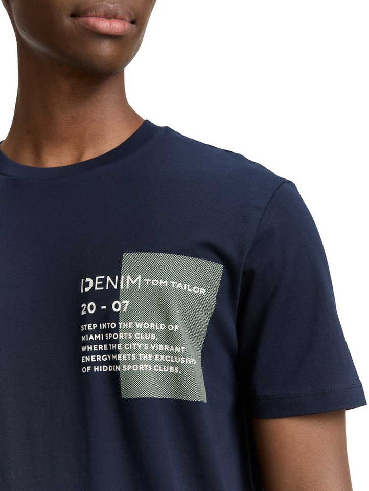 TOM TAILOR Denim Rundhalsshirt mit verschiedenen Logo Prints – Bild 3 von 5