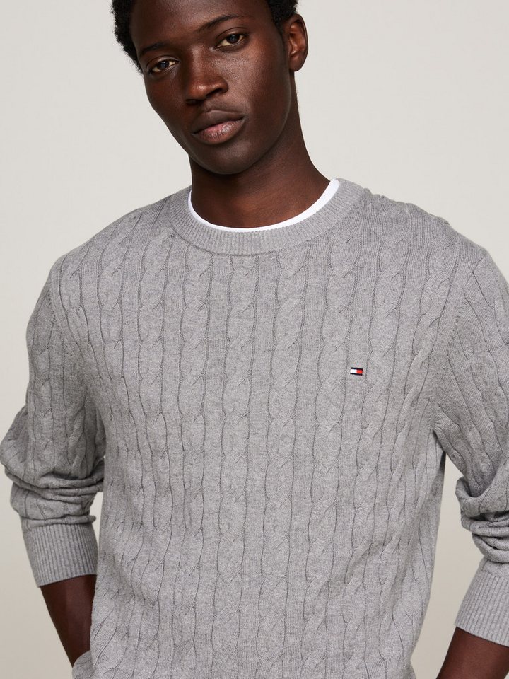 Tommy Hilfiger Strickpullover CLASSIC CABLE CREW NECK mit Strukturstrick und Flaglabel unifarben, casual, regular fit, Baumwolle, Rundhals – Bild 4 von 5
