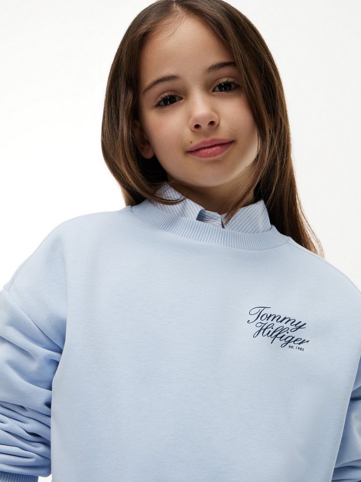 Tommy Hilfiger Sweatshirt TOMMY SCRIPT PRINTED SWEATSHIRT Rundhalsausschnitt, Regular Fit, Kinder bis 16 Jahre – Bild 2 von 5