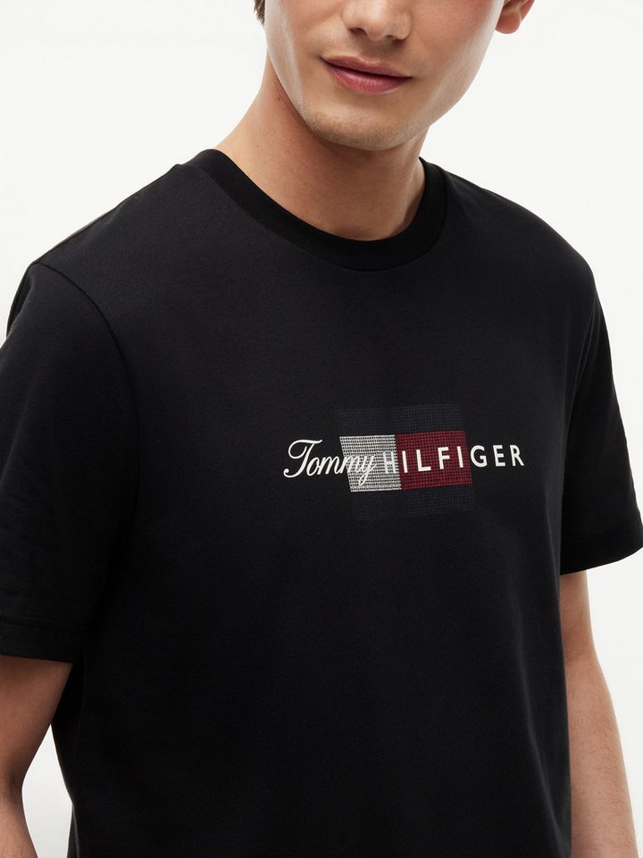 Tommy Hilfiger T-Shirt SCRIPT FLAG REGULAR TEE aus Jersey mit Flag-Grafik – Bild 3 von 5