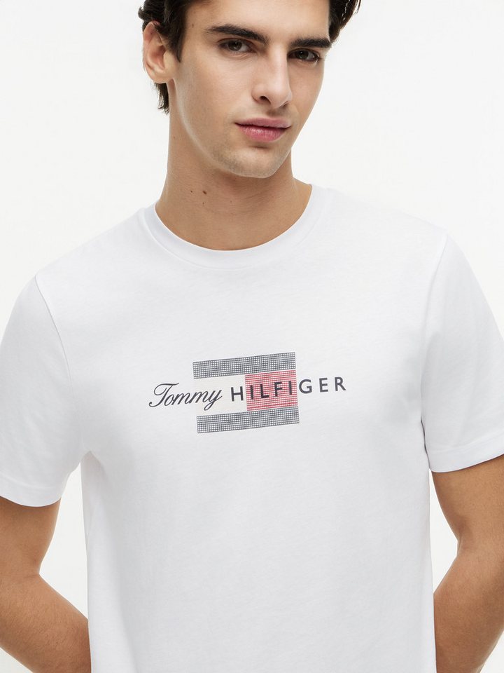 Tommy Hilfiger T-Shirt SCRIPT FLAG REGULAR TEE aus Jersey mit Flag-Grafik – Bild 3 von 5