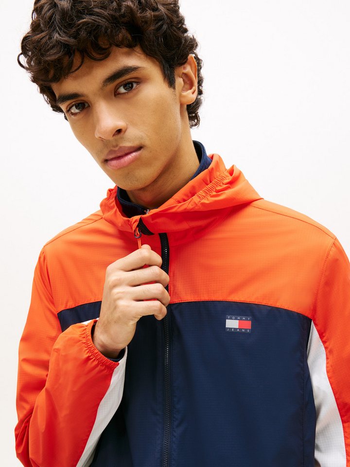 Tommy Jeans Outdoorjacke TJM OUTDOOR SHELL Windsheeter Windjacke Packable Fahrradjacke Regular fit mit Kapuze – Bild 2 von 5