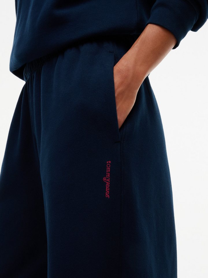Tommy Jeans Sweathose TJW WIDE LEG SCRIPT SWEATPANTS Baumwollmischung, lässig geschnitten – Bild 3 von 5