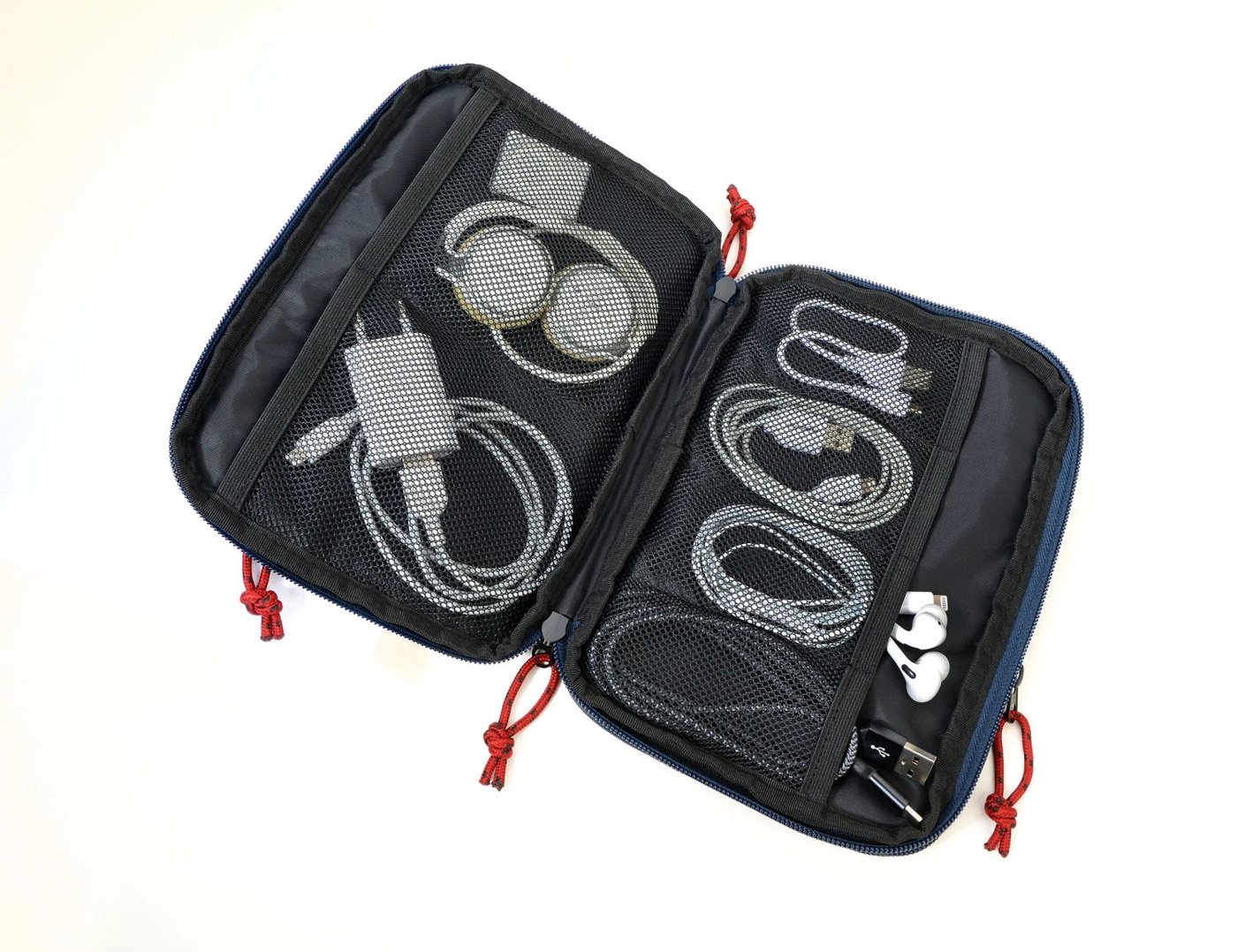 TROIKA Organizer GO URBAN TECH POUCH 27,5x20,5x3 cm – Tasche aus recyceltem Material (1 St), mit Trolley-Befestigung, Reißverschlüssen & Fächern für Zubehör – Bild 2 von 3