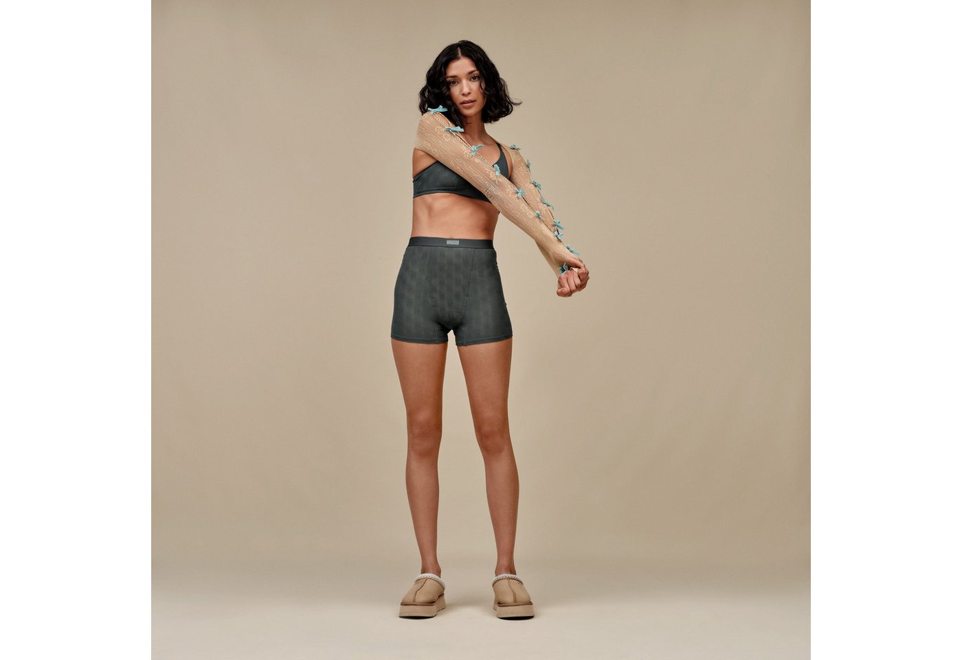 UGG TAZZ Hausschuh Clogs, Homeslippers, Pantoffel mit Textilband im Boho-Look – Bild 2 von 5