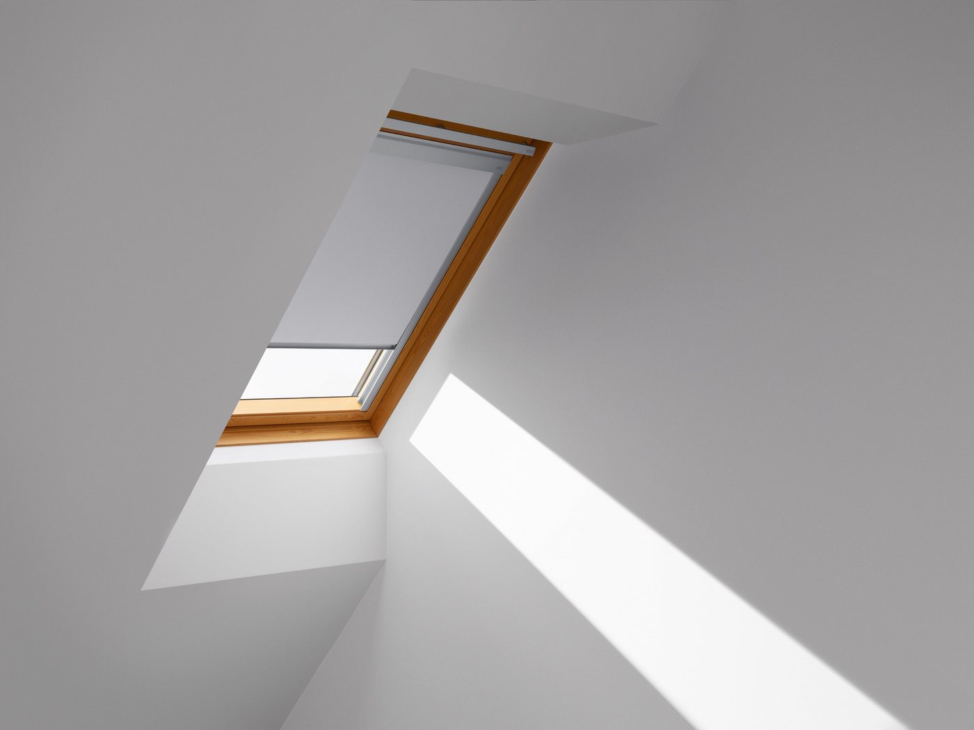 Verdunklungsrollo DBL S06 4204, VELUX, verdunkelnd, ohne Bohren, in Führungsschienen, VELUX »Pick & Click!«, alufarbene Führungsschienen & Griffleiste – Bild 3 von 3