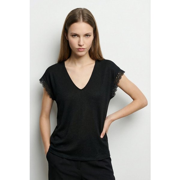 Vero Moda Blusenshirt VMIBILSA S/S V-NECK TOP JRS BTQ mit Spitzendetails