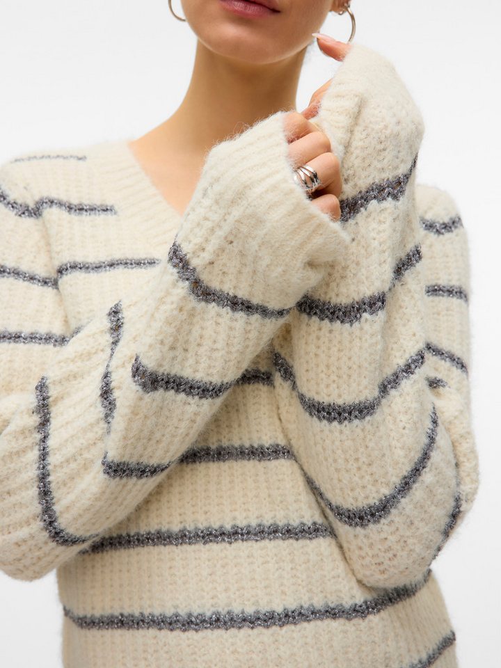 Vero Moda V-Ausschnitt-Pullover VMAWESOME SHINE LS V-NCK STRIPE PULL BOO mit Glitzer-Effekt – Bild 4 von 5
