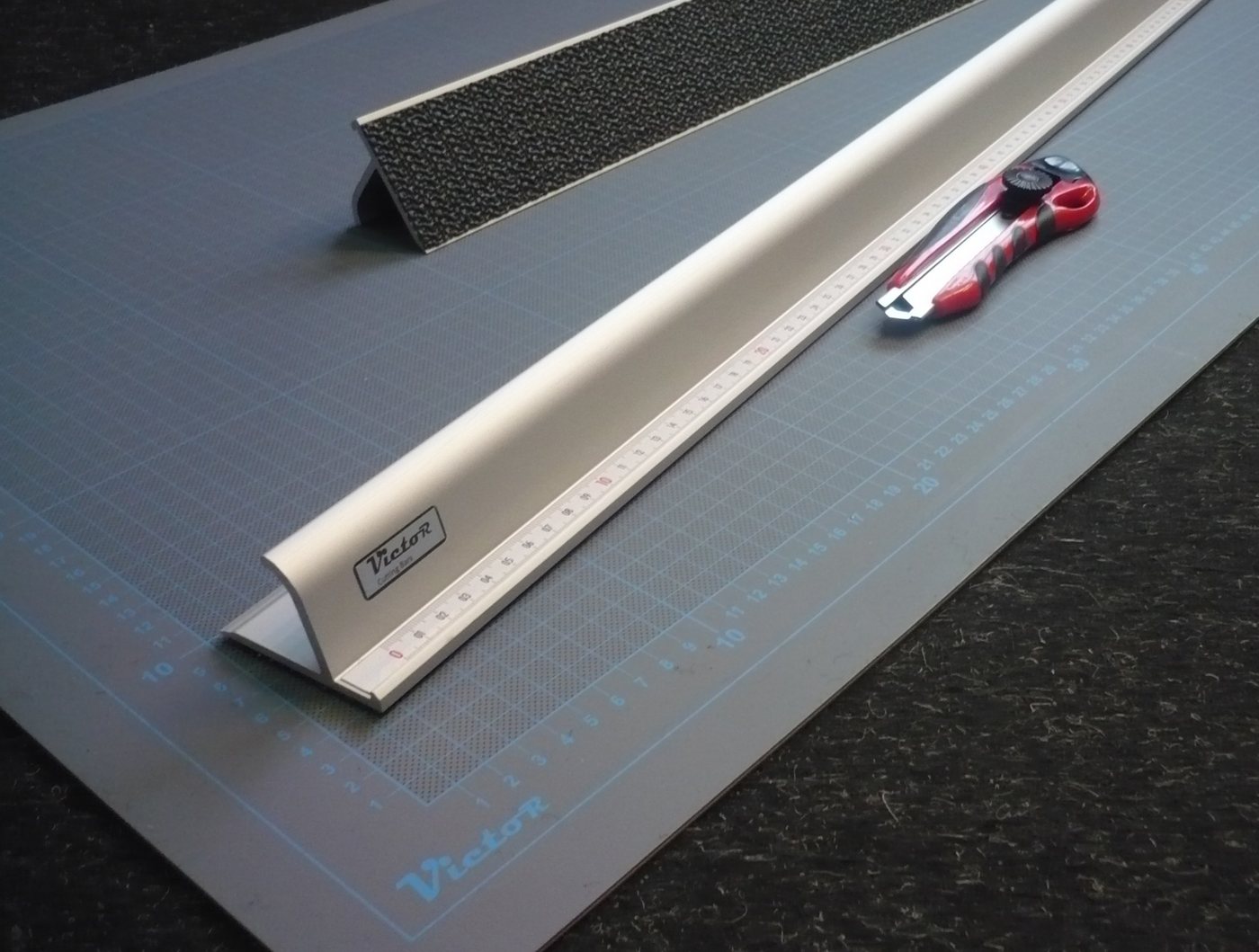 Victor (Zenith) Schneidelineal, Lineal aus Aluminium, extra-stabil, mit hoher Fingerschutzkante – Bild 2 von 3