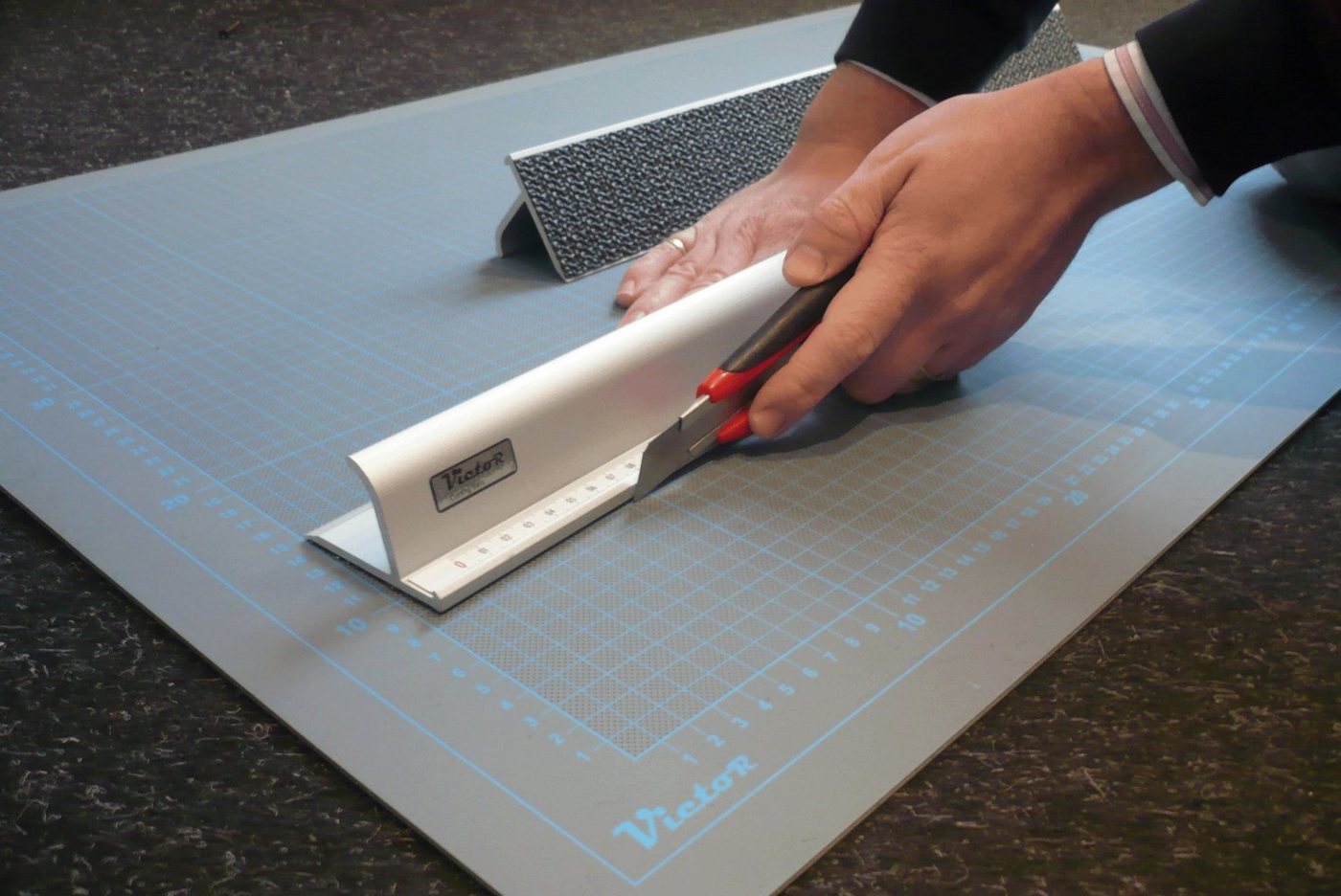Victor (Zenith) Schneidelineal, Lineal aus Aluminium, extra-stabil, mit hoher Fingerschutzkante – Bild 3 von 3
