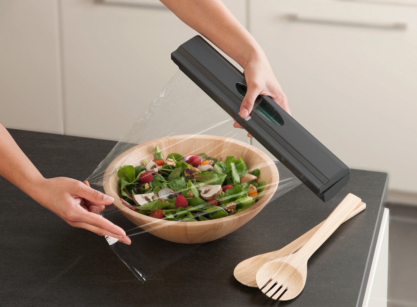 WENKO Folienspender Modell Perfect-Cutter, für Folienrollen bis 33 cm Breite, für Alufolien und Frischhaltefolien – Bild 5 von 5