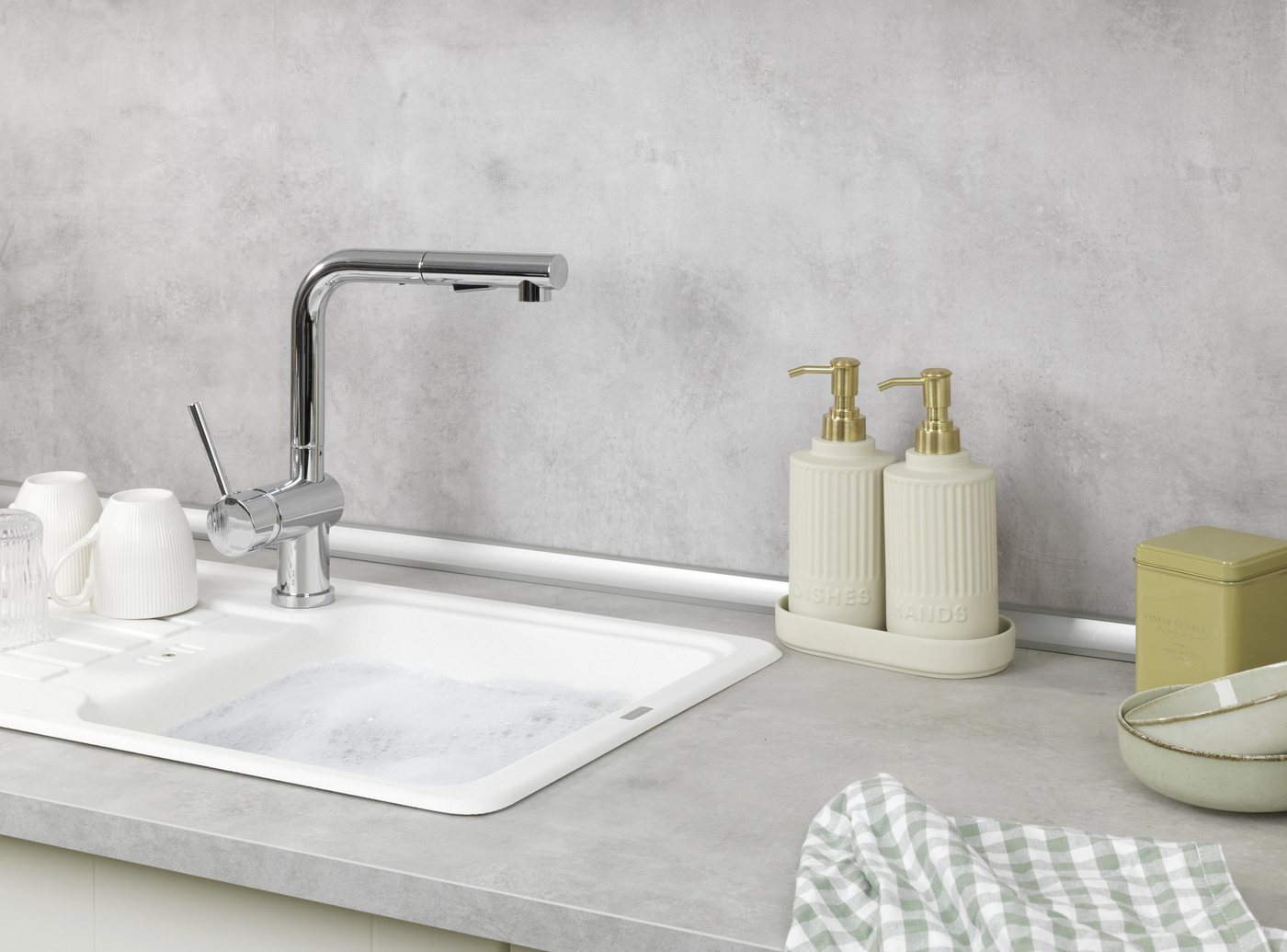 WENKO Seifenspender Modell Heidi, (Set, 3-tlg), mit Tablett, Soft-Touch-Oberfläche – Bild 5 von 5