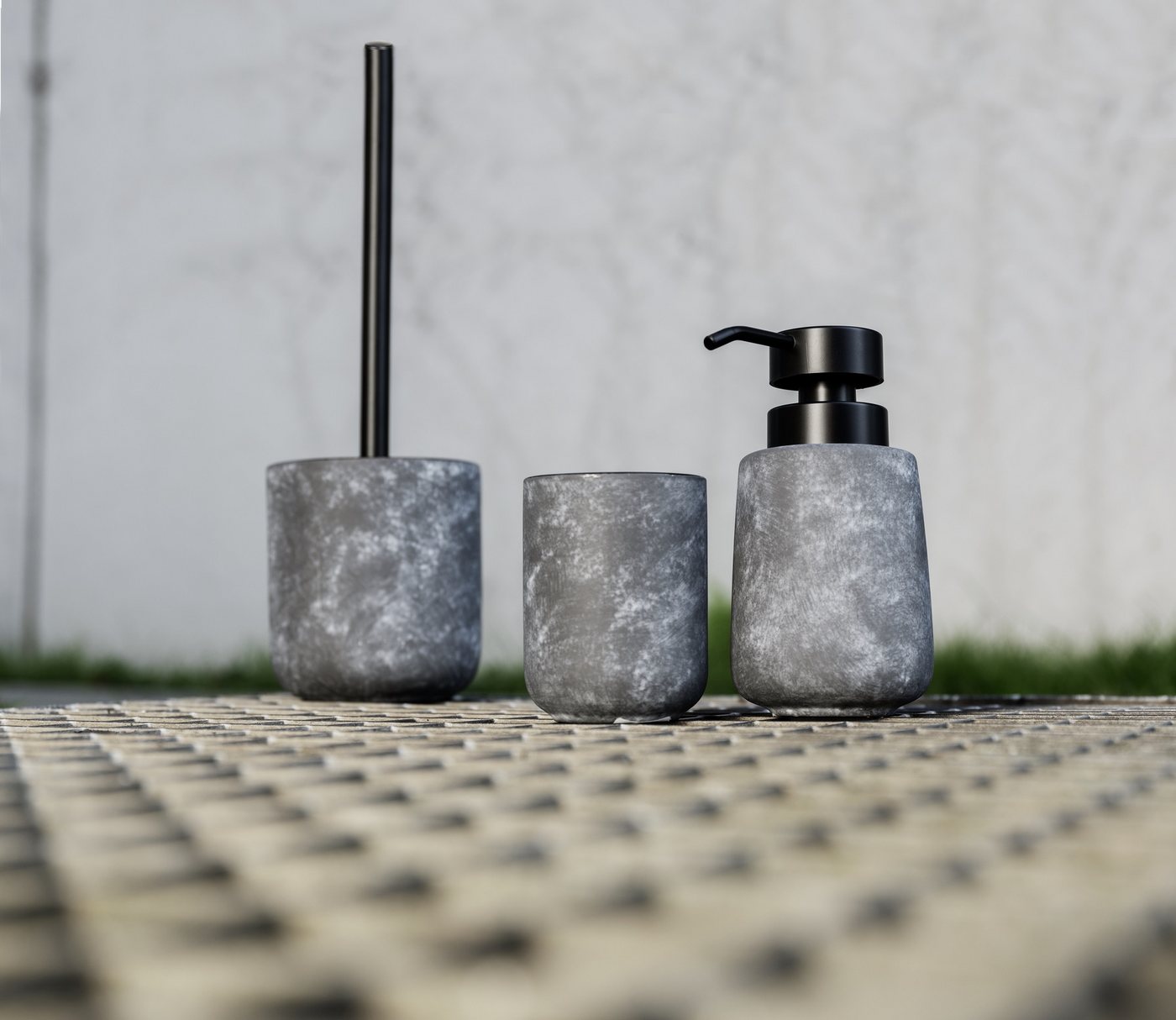 WENKO Seifenspender Sacile, Dosierspender aus hochwertiger Keramik, moderne Beton-Optik, 400 ml – Bild 4 von 5