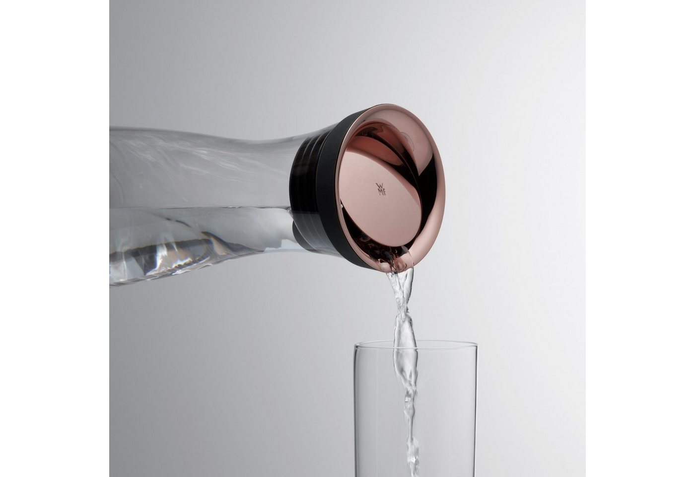 WMF Wasserkaraffe Basic für Kalt- und Warmgetränke, Silikonrand, 1 l Fassungsvermögen, Close-Up-Verschluss ink. integriertem Sieb, spülmaschinengeeignet – Bild 3 von 5