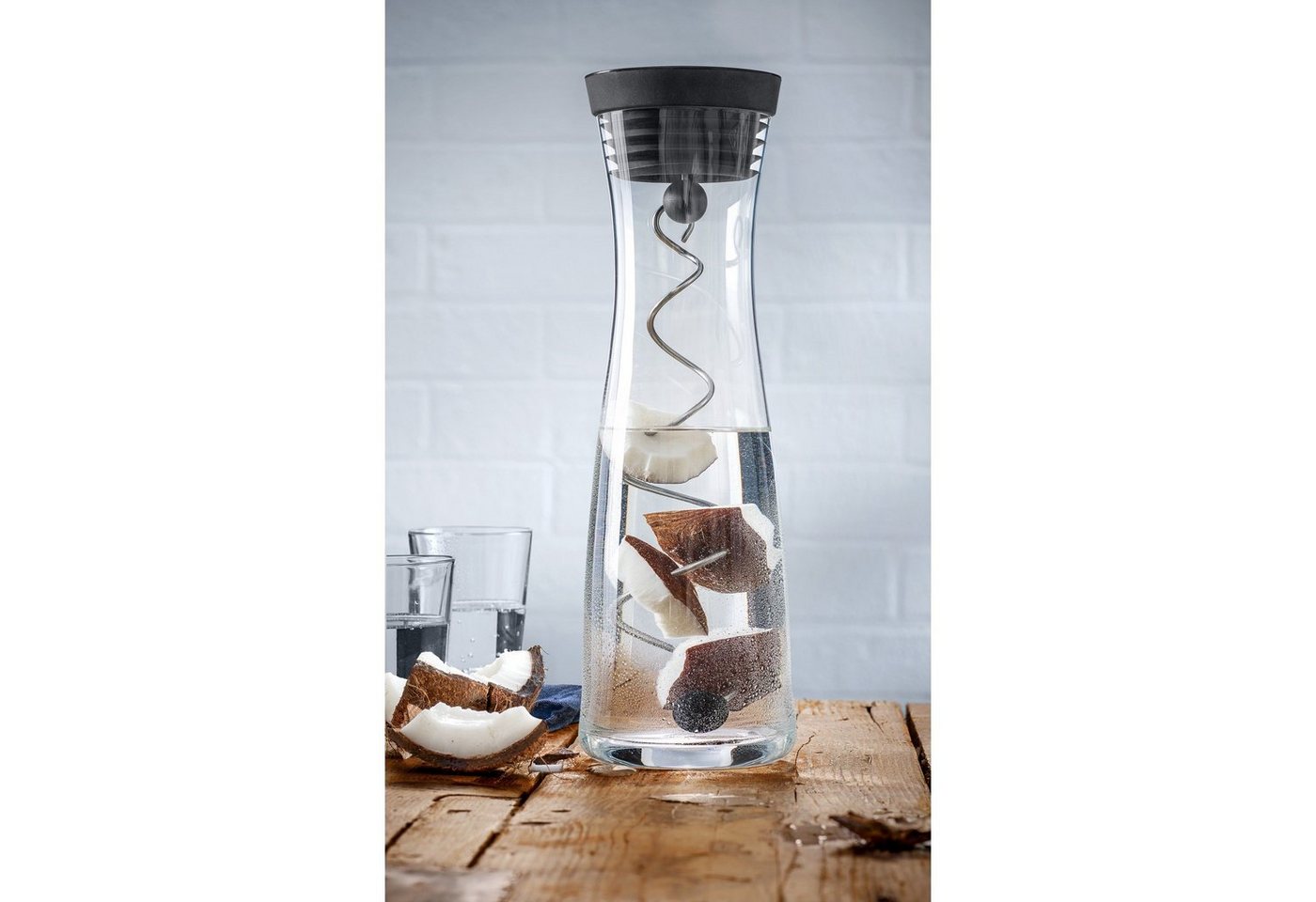 WMF Wasserkaraffe Basic Wasserkaraffe mit 2 Fruchtspießen, (3-tlg., 1x Karaffe mit Deckel, Silikondeckel mit Closeup-Verschluss), (V 1,0l, Höhe 30,2cm, Ø Deckel – Bild 4 von 5