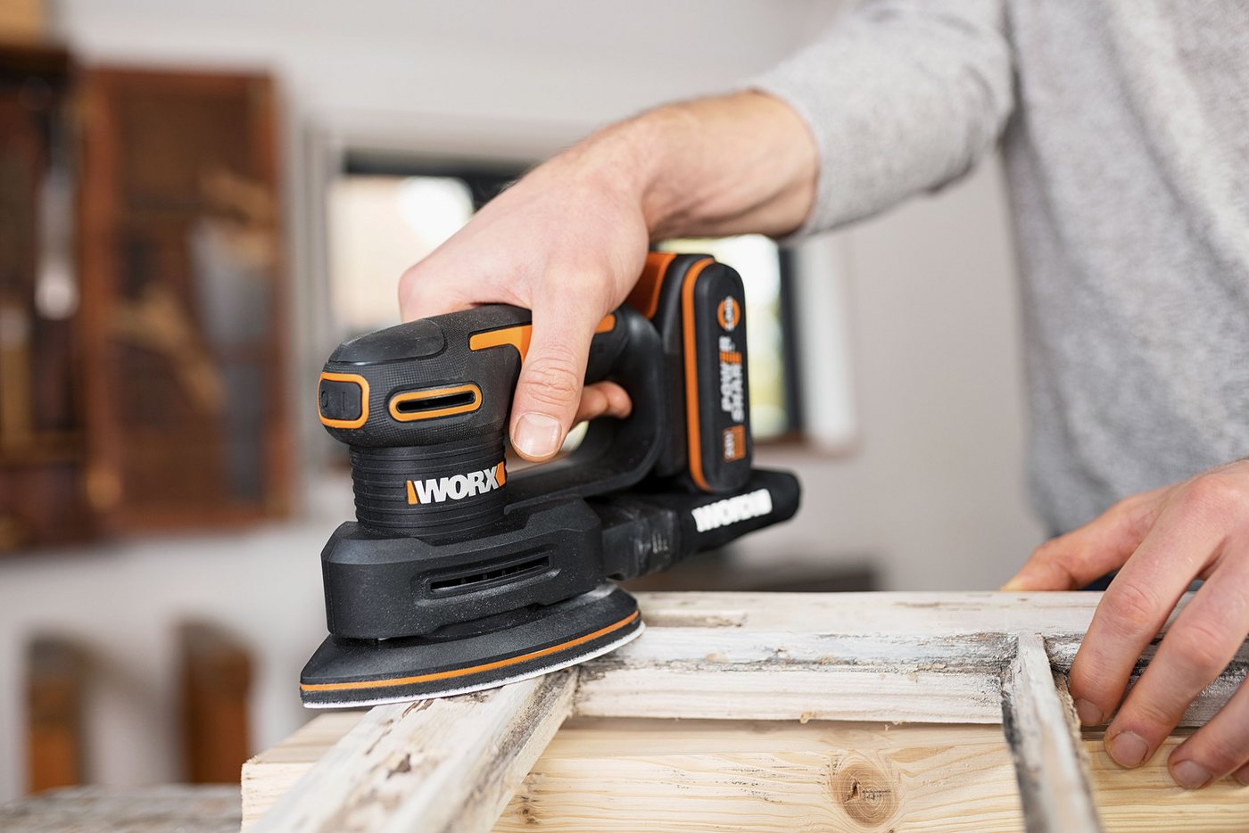 Worx Akku-Tellerschleifer WX822.9, für Holzmöbel und Türen, mit Staubfangsack, ohne Akku & Ladegerät – Bild 2 von 5