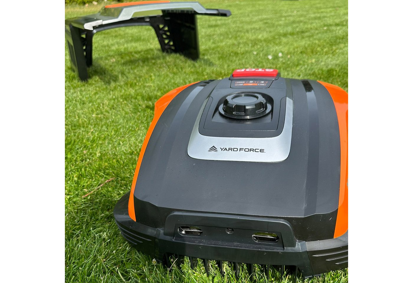 Yardforce Rasenmähroboter Mowbest 805 & AR SH02-EU, plus Mähroboter-Garage – Bild 2 von 5