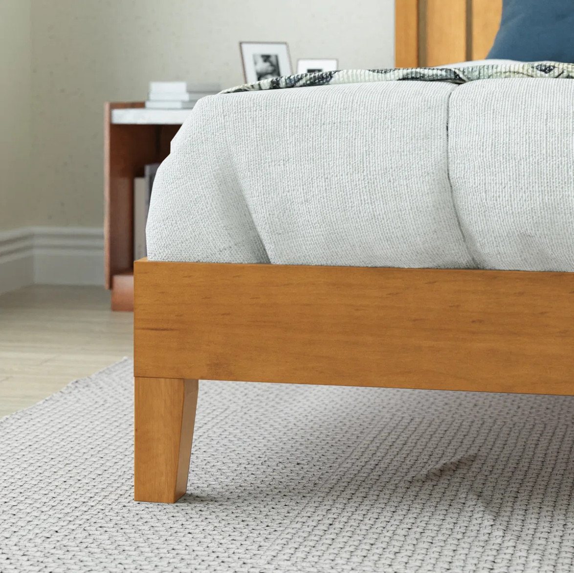 ZINUS Holzbett Alexis, Mid Century Design, modern und zeitlos, mit Kopfteil (Packung, aus Kiefernholz, 140x200 cm), inklusive Lattenrost aus Holz – Bild 4 von 5