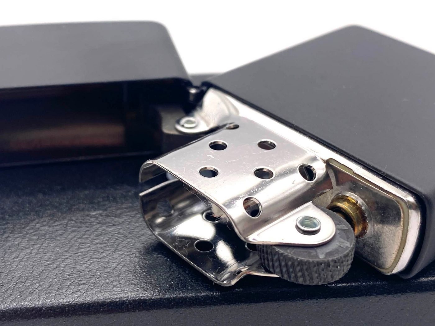 Zippo Feuerzeug schwarz matt, black matte der Klassiker mit Box, das Original mit dem " Klick " – Bild 5 von 5