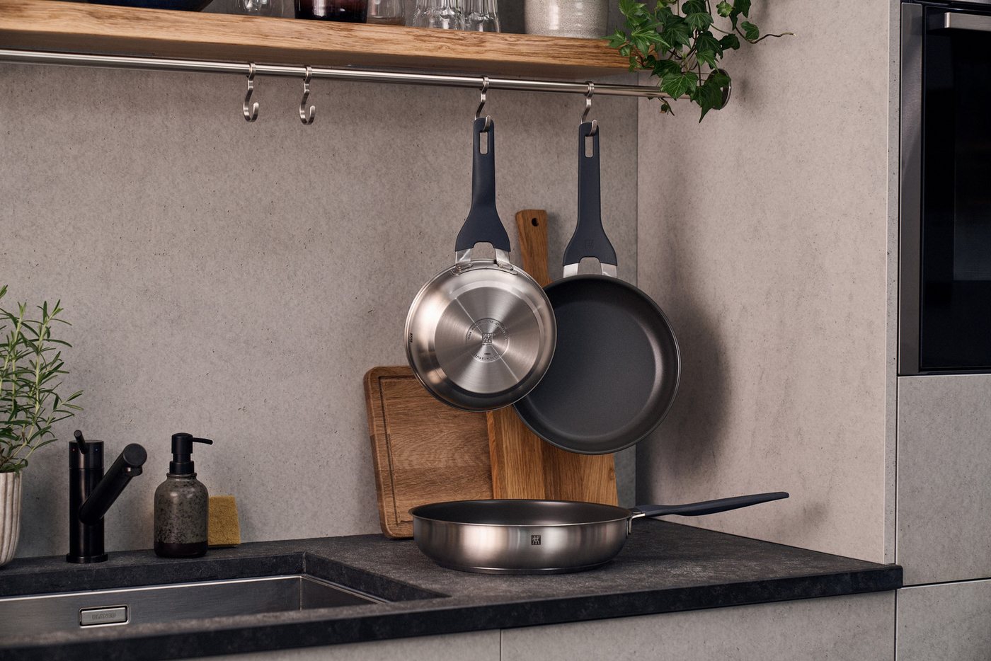 Zwilling Bratpfanne Simplify, Edelstahl 18/10 (1-tlg), Keramikbeschichtung, Stay-Cool-Griffe, Sandwichboden – Bild 2 von 5