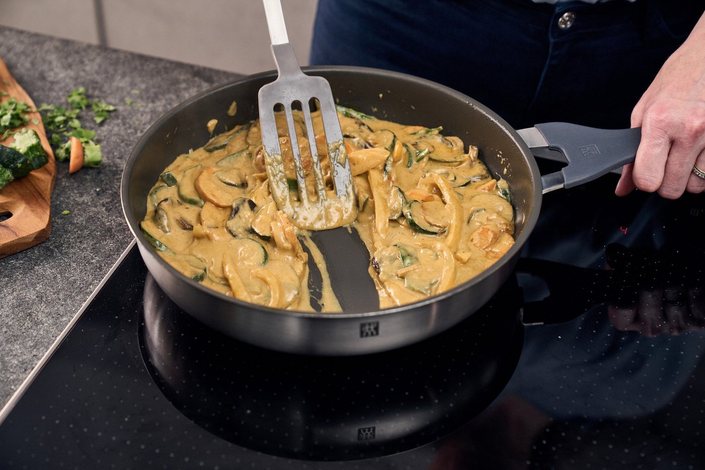 Zwilling Bratpfanne Simplify, Edelstahl 18/10 (1-tlg), Keramikbeschichtung, Stay-Cool-Griffe, Sandwichboden – Bild 3 von 5