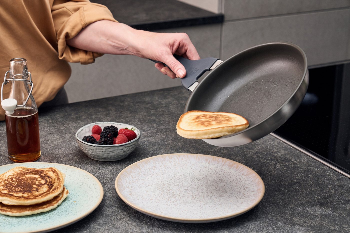 Zwilling Bratpfanne Simplify, Edelstahl 18/10 (1-tlg), Keramikbeschichtung, Stay-Cool-Griffe, Sandwichboden – Bild 4 von 5