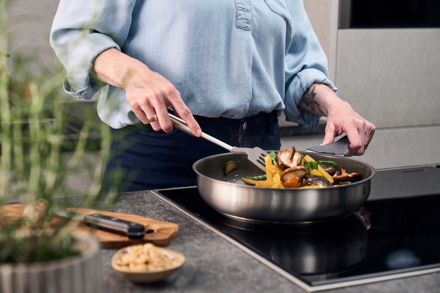 Zwilling Bratpfanne Simplify, Edelstahl 18/10 (1-tlg), Keramikbeschichtung, Stay-Cool-Griffe, Sandwichboden – Bild 5 von 5