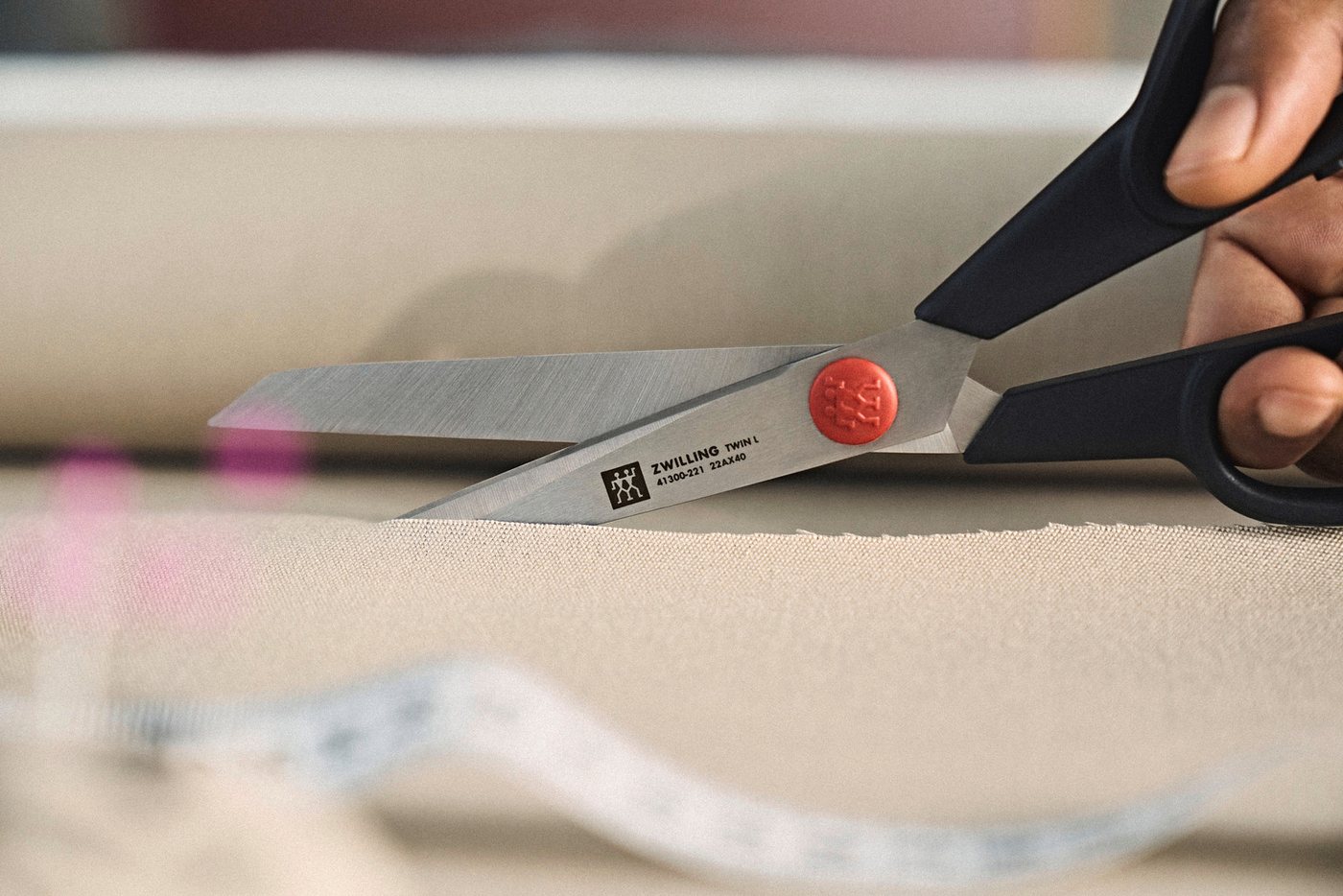Zwilling Stoffscheren TWIN L, (1-tlg), Rostfreier Spezialstahl, Ergonomisch, 20 cm, schwarz – Bild 4 von 5