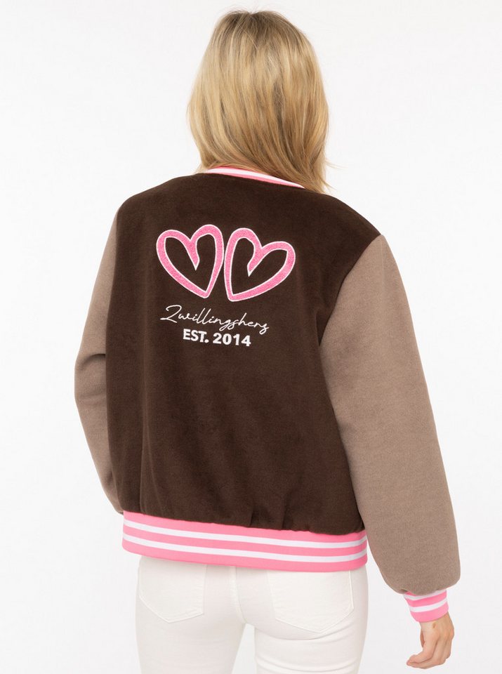 Zwillingsherz Bomberjacke „College Uni“ abgesetzte Ärmel, gestreifte Bündchen, Eingriffstaschen, Aufnäher – Bild 3 von 5