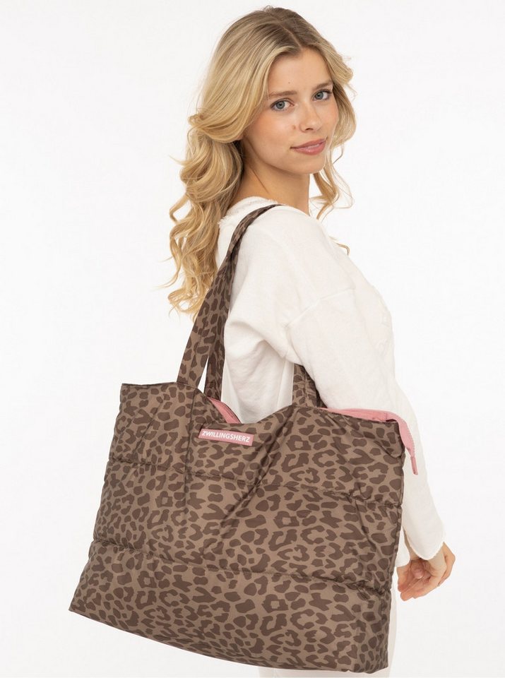 Zwillingsherz Shopper "Leo allover", allover Animalprint, pinkes Logo, langer Schulterriemen, geräumig – Bild 2 von 3