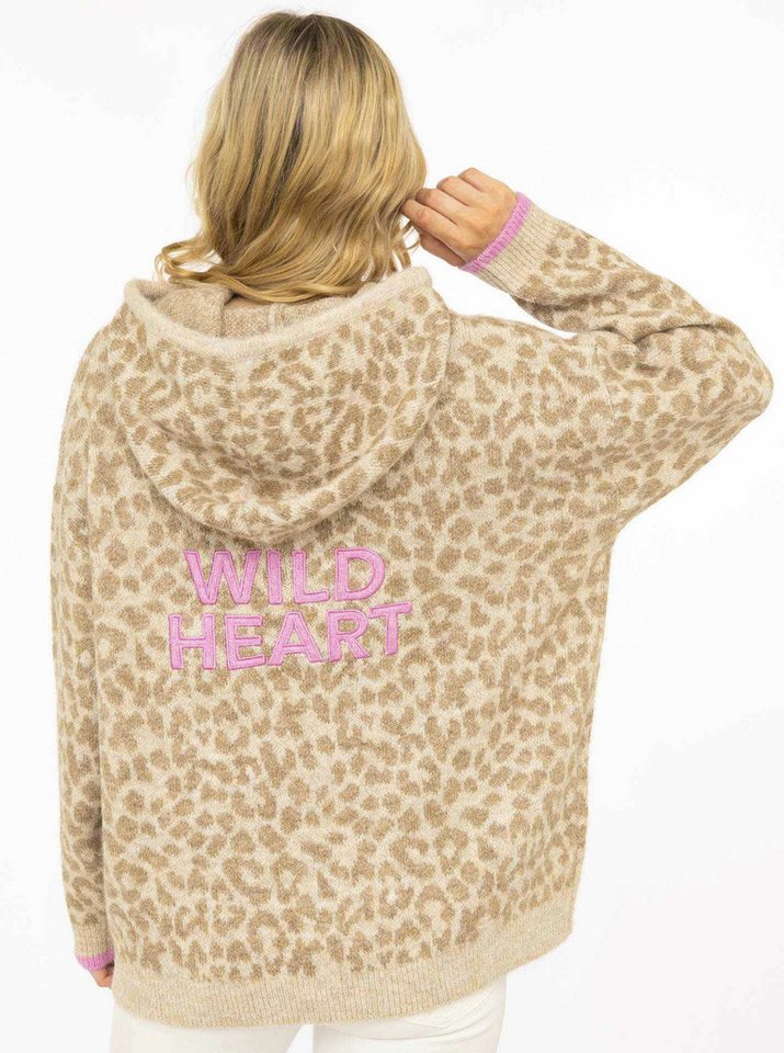Zwillingsherz Strickpullover "WILD HEART" Leomuster, Kapuze, Statement Schriftzug, farbige Akzente, oversize – Bild 2 von 5